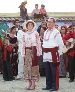 'Брежнев' и 'английская королева' в молдавских национальных костюмах готовятся к свадьбе;
музыкальное сопровождение обеспечивали всамделишные цыгане