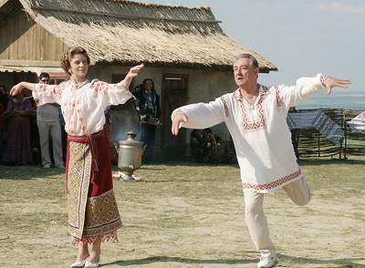 Английская королева (Елена Сафонова) и Брежнев (Богдан Ступка) репетируют свадебный танец
